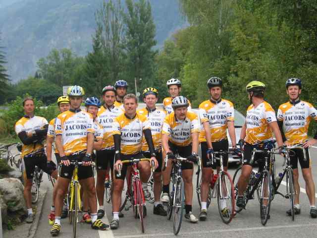 Groep Nissorap aan voet van Alpe d'Huez