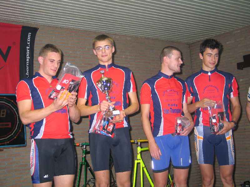 Winnaars WTC 't Papwiel 1 met de trofee