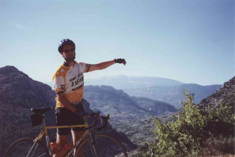 Topwijzer
Koen wijst van halverwege de Col d'Ey aan waar de top van de Mont Ventoux te zien is. En ook een panorama door het dal met het hotel 'Fontaine de Hannibal' en Buis-les-Baronnies.
