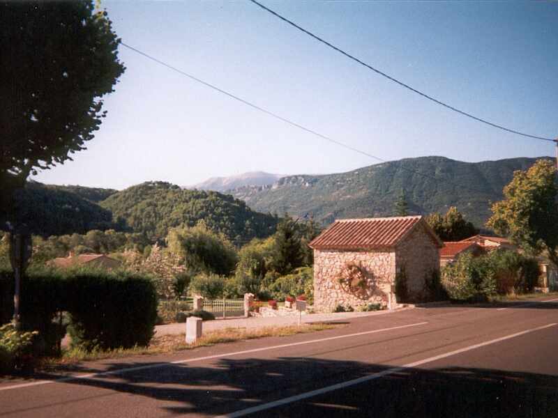 De plaats en het moment naderen
Zicht op de top tijdens de tocht naar de voet van de Ventoux voor de rit van de waarheid, van ergens tussen Buis-Les-Baronnies en Malaucène.
