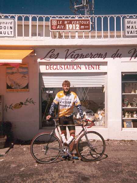 Fiere Raf Mols
Raf Mols laat zich vereeuwigen voor het naamplaatje van de Mont Ventoux op 1912 m hoogte.
