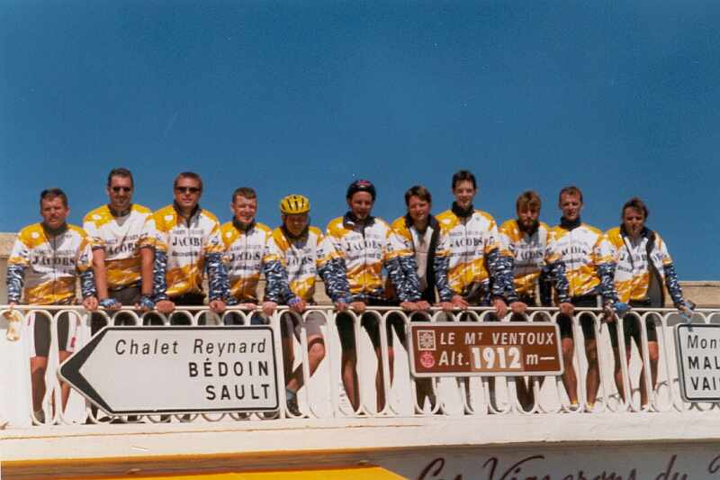 Colplaat Mont Ventoux
Deze groep heeft het reeds gehaald. Let op de enige 'beer' met korte mouwtjes.
