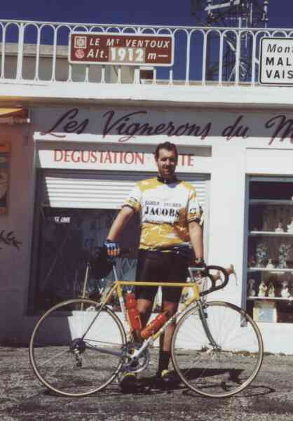 Koen was here !
Koen vereeuwigt zichzelf en zijn aftandse Paganini-fiets met het colplaatje van de Ventoux. Nooit gedacht of verhoopt om in één keer boven te geraken, en er toch in gelukt!
