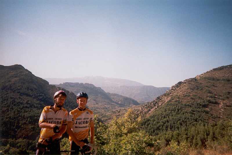 Vallei vanaf Col d'Ey
Raf en Luc op die mooie helling van de Col d'Ey, vanwaar zowel zicht op de top van de Mont Ventoux, als zicht op het hotel 'Fontaine de Hannibal' waar we verbleven.
