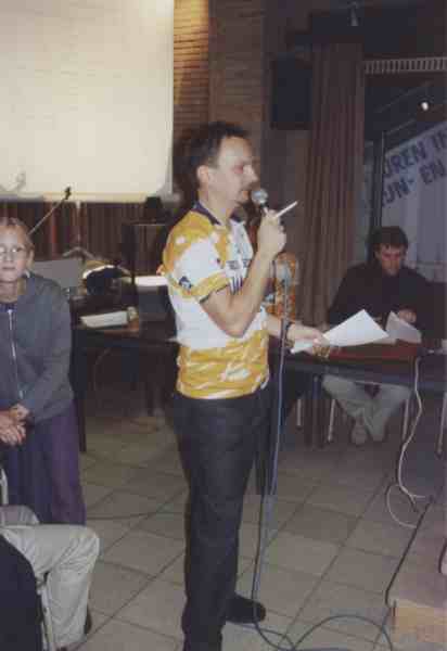 En wat winnen zij, Bart ?
De speaker was ons aller goede vriend en praatvaar Bart Hermans. Hij praatte met kunde en kennis en de nodige kwinkslag het geheel aaneen. Nu nog de fiets op, Bart !
