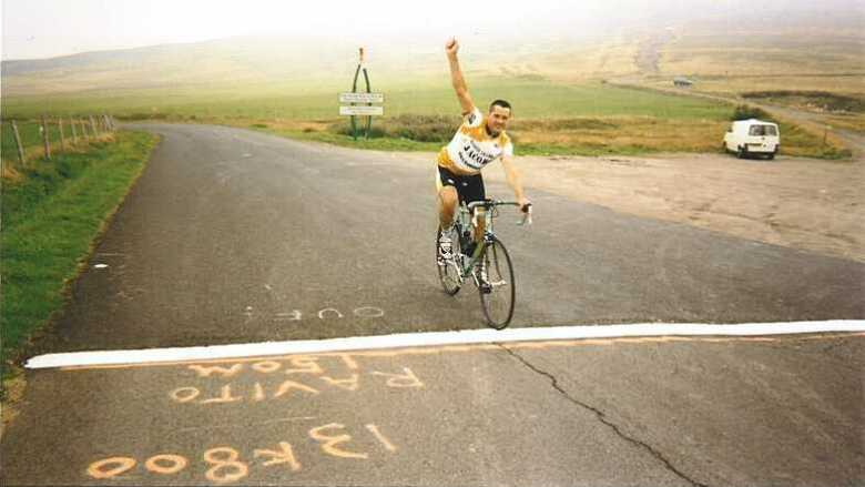 Rokke triomfantelijk eerste
Rokke was die dag duidelijk de sterkste van de B's. Hij kwam als eerste boven op de Col de la Croix St Robert ... Maar wie nam dan deze foto???
