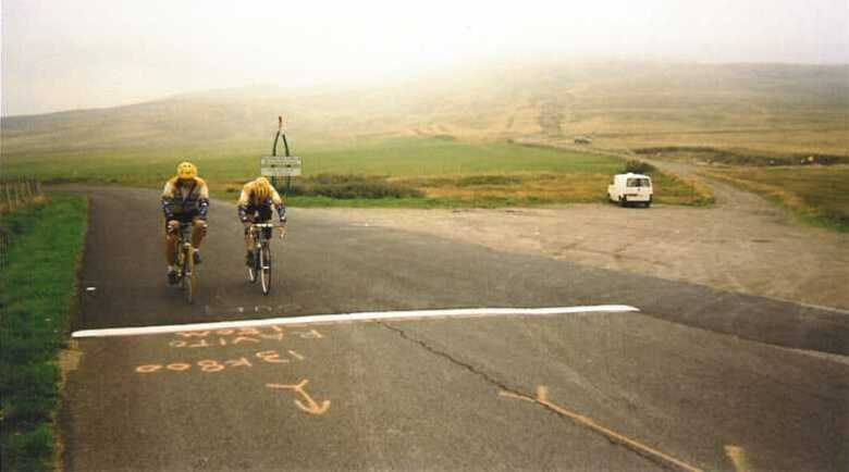 Spurtje voor de bergprijs
Johnny en Wim in een koninginnespurt boven op de top van de Col de la Croix St Robert. Wie won?
