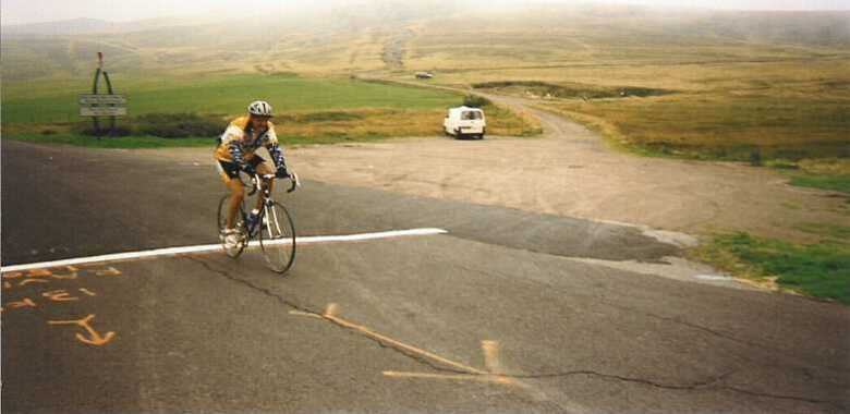 Hans vlamt de top van een col over
Hans scheurt in zijn verschroeiend tempo en zijn herkenbare stijl over de top van de Col de la Croix St Robert.
