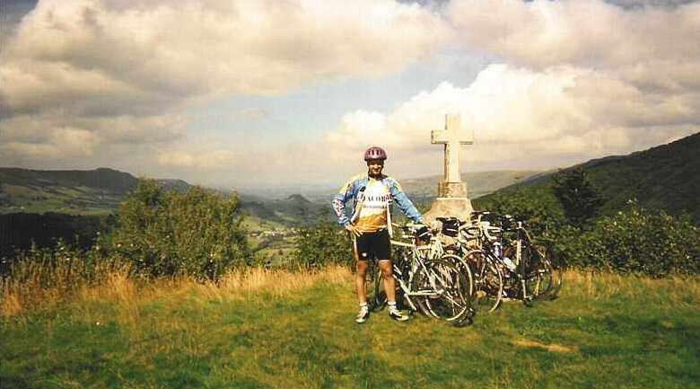 Rokke past op de foto's
Nu weet de Rokke waarom hij met de A's mocht meerijden, om op de fietsen te passen!
