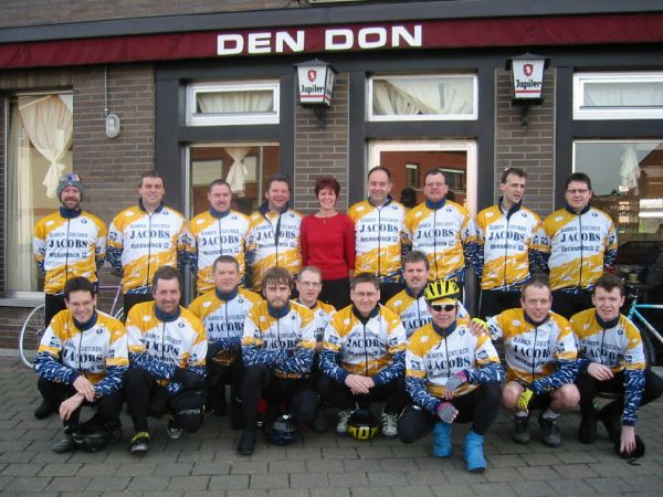 Voor Den Don met Ingrid
Groepsfoto voor stamcafé 'Den Don' met de lieftallige waardin Ingrid.
