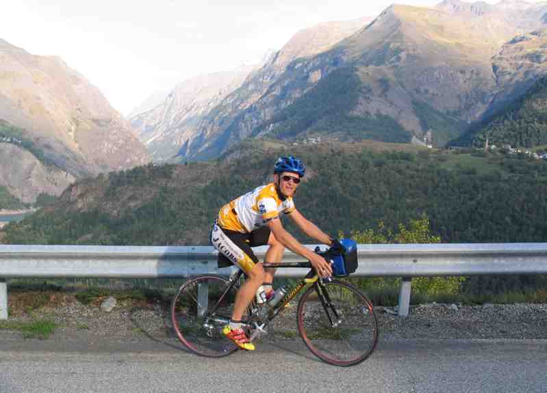 Johan en de Alpen
Johan met op de achtergrond de vallei naar de Col du Lautaret
