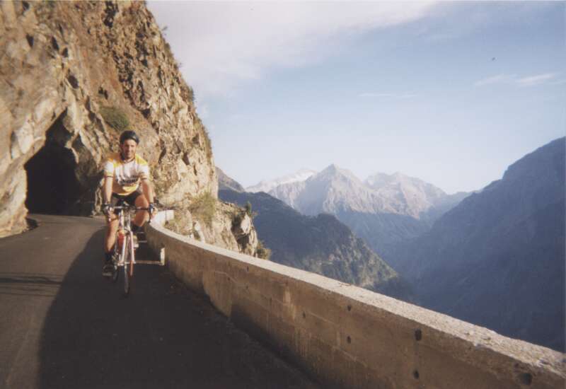 Koen uit de tunnel
Koen komt uit de tunnel op een weggetje tegen een steile rotswand vlak boven Bourg d'Oisans.
