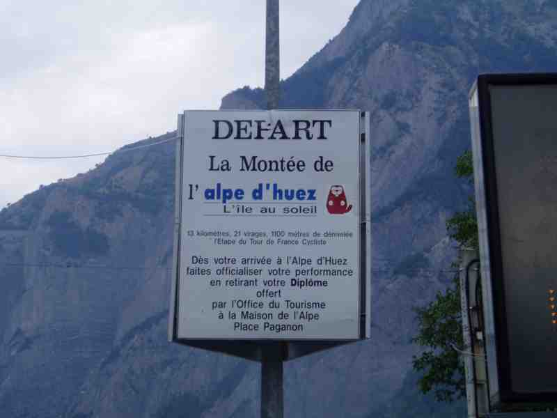 Officiele start
Dit bord kondigt de start aan van de officiï¿½le beklimming van Alpe d'Huez, van de 13 kilometers, met 21 bochten en 1100 meter hoogteverschil.
