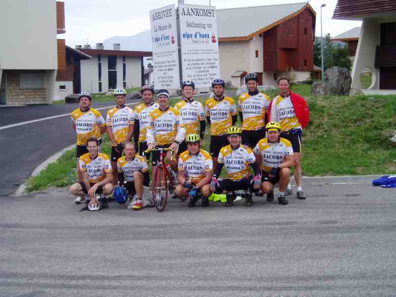 Allemaal present op de Alp
De traditionele Nissorap groepsfoto als iedereen boven is en een beetje bekomen van de inspanning. Sterke prestatie van iedereen
