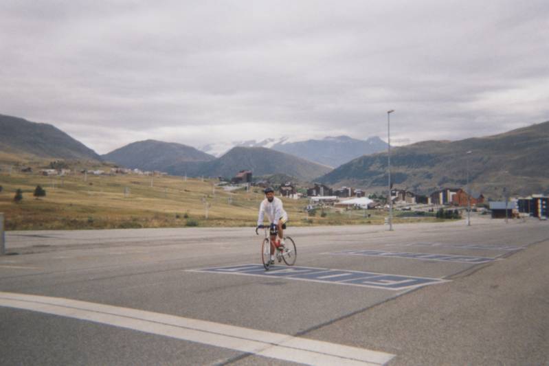 Koen op die bekende brede laatste meters
Een aankomst die iedereen kent. De brede laatste honderden meters van de beklimming van Alpe d'Huez.
