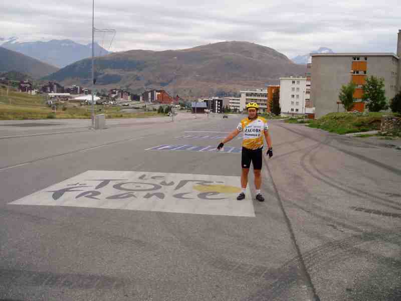 Wimmeke op de top
Wimmeke op het logo van de Tour, even voorbij de aankomstlijn
