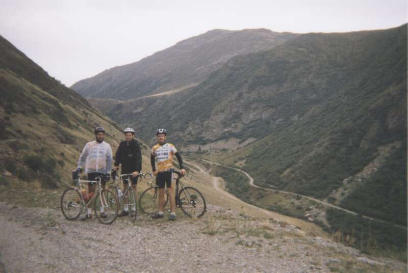 Verkeerde fietsen ?
Neen, alhoewel het landschap redelijk "tout-terrain" aandoet, waren we hier op de flanken van de Col de Sarenne, een uitloper van de Alpe d'Huez. De wegen waren maar net genoeg verhard, maar het landschap was hart-verwarmend en adembenemend voor de modale wieler- en natuurfan.
