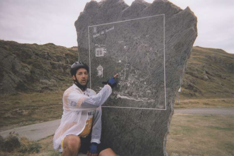 U bevindt zich hier
Koen duidt aan waar we ons bevinden. Op de Col de Sarenne, op 1999 m., en deze foto zou tellen als colplaatje, ware het niet de dat de fotograaf de opdracht niet begrepen had. Spijtig, want het echte colplaatje van de Col de Sarenne bleek gestolen.
