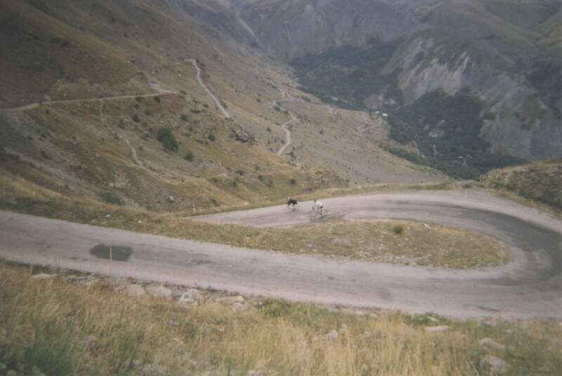 Down, down, deeper and down...
De afdaling (en uiteraard dus ook de klim, die we niet deden) van de Col de Sarenne is volledig tot in het dal te volgen, en dat het geen lachtertje is, spreekt voor zich. 
