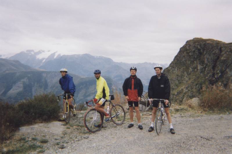 Alpen wijd en zijd
Op de flanken van de Col de Sarenne even rondkijken, en genieten van het landschap, met spijt dat we al snel verder moesten.
