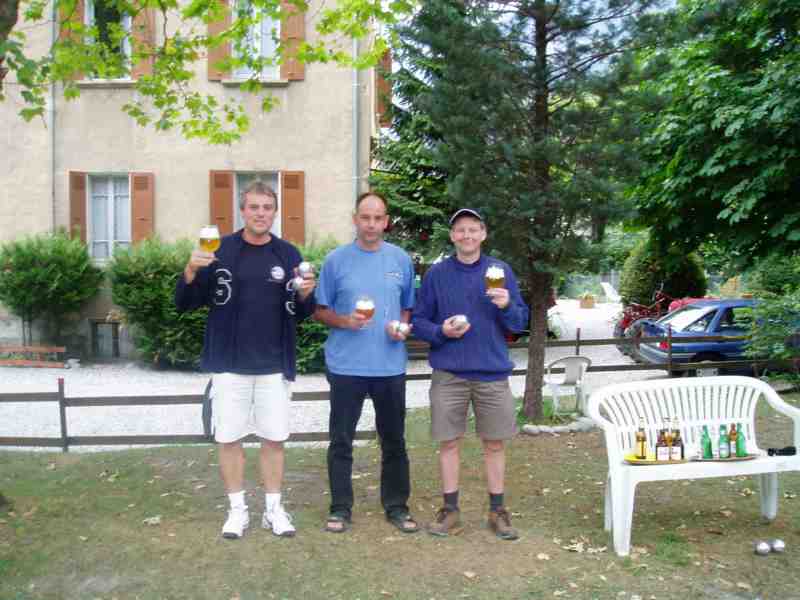 Boules en bollekens
De twee favoriete bezigheden naast beklimmen van alpencols, van - onder andere - deze drie zijn wel duidelijk.  
