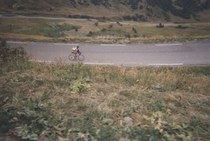 Overtreffende trap
De aanloop van de Col du Galibier gaat bij momenten trapsgewijs omhoog. De ene moet nog tweehonderd meter klimmen, en de ander ziet hem op enkele tientallen meters zwoegen.
