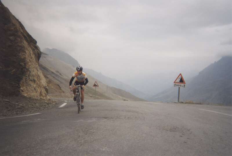 Laatste meters
Pit heeft de top van de Galibier bereikt voor de eerste keer. Het tweede bordje vermeldt wel degelijk 12% hellingsgraad, en dat na een beklimming van reeds enkele kilometers tussen 7 en 10%.
