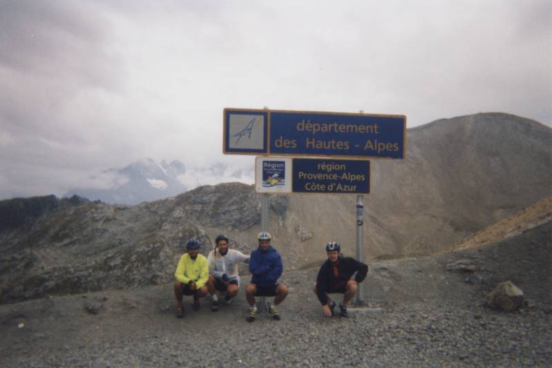 Nederig in hoog gezelschap
Even bukken op de Galibier om het Alpenlandschap te tonen. Spijtig dat ze daar dan zo'n monsters van borden neerzetten. Alsof men niet zou doorhebben dat men in de "Hautes Alpes" was.
