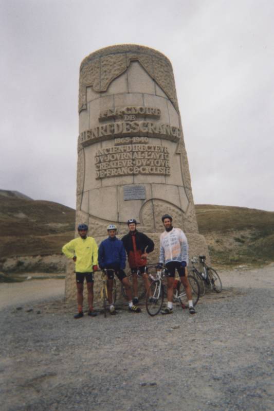 Trofee Henri Desgrange
De vier musketiers van de Galibier bij de gedenksteen voor Henri Desgrange, stichter van de Tour.
