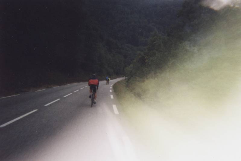 In volle afdaling een fotoke trekken is niet zo gemakkelijk, zeker niet als het een zeer volle afdaling - die van de Col du Lautaret- is, een ambetant wegwerptoestelletje, en een onhandige fotograaf.
