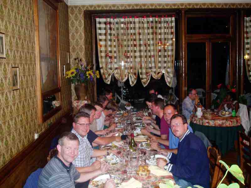 Allen aan tafel
Het bonte Nissorap-gezelschap gaat gezellig tafelen
