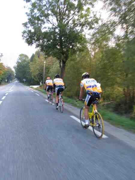 Warm rijden voor start van kleine Marmotte
Vooraleer de groep aan de voet zal vertrekken, wordt er door sommigen nog enkele kilometertjes 'warm' gereden.
