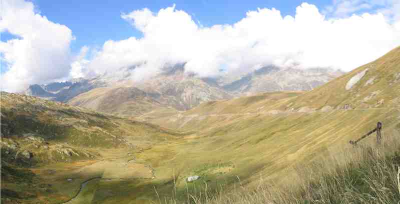 Col du Glandon gezien vanop de Croix-de-Fer
Ginds in het midden de oversteek naar de Col du Glandon, en dat gezien vanop de Col de Croix du Fer, gelegen in de uitlopers van een schitterende vallei !
