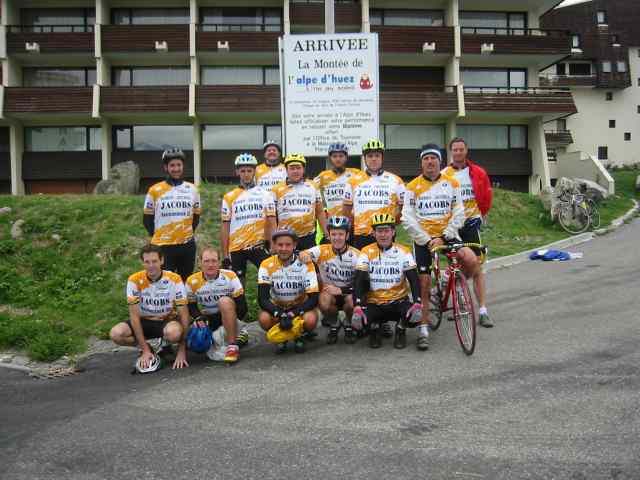 Groepsfoto op de Alpe d'Huez
Als iedereen boven is, bekomen van de inspanning, en proper in clubkledij is het tijd voor de Col-pak foto. Daar knelde de voethaak wel een beetje, want net op deze mytische Alp is er geen Colplaatje, omdat het geen Col is natuurlijk. Maar het officeuse Tour-Arrivee-bord van de toeristische dienst voldeed ook, alhoewel Raf het misschien meer voor de marmotte-aankomstlijn had.
