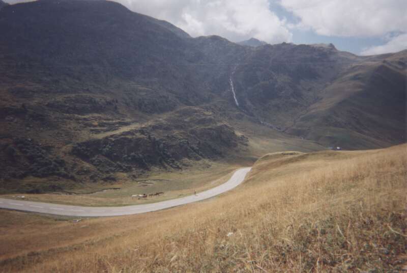 Glandon gras
De volledige groep ligt te verpozen op de middag op de Col du Glandon, als Koen eindelijk ook in het zicht komt. Stevig aangemoedigd beperkt hij zijn achterstand tot een half uur.
