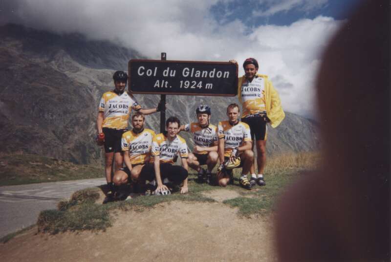 Col du Glandon ingeblikt
De reeks colplaatjes is er weer eentje rijker. Van de Col du Glandon onthouden we ook het adembenemend zicht in de achterliggende valeien richting Mont Blanc.
