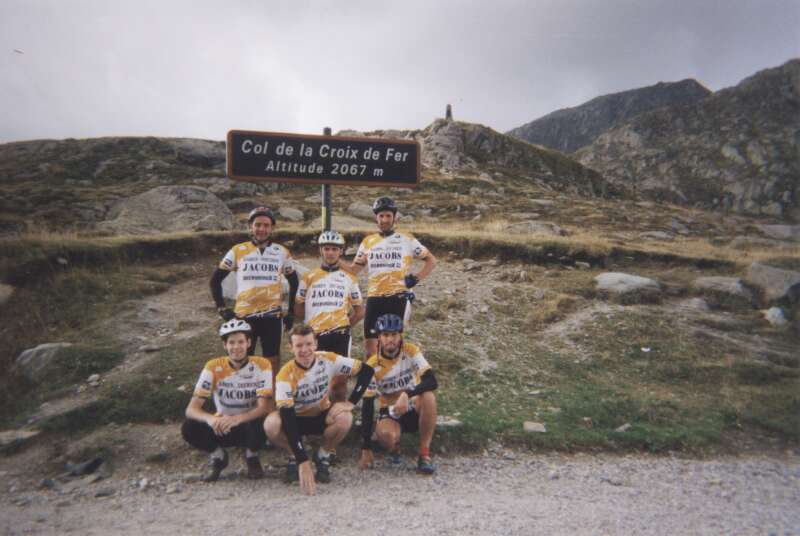 Halverwege Marmotton
Halte op de Croix de la Fer (2067m): vijf zouden verder doorzetten achter Johan aan, om de marmotton uit te rijden. Koen zou van hier terugkeren naar Bourg d'Oisans.
