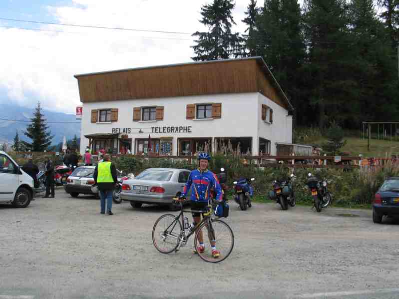 Johan op de Col du Telegraphe
En de tocht gaan verder. Onze Robinson is al op de Col de Telegraphe.
