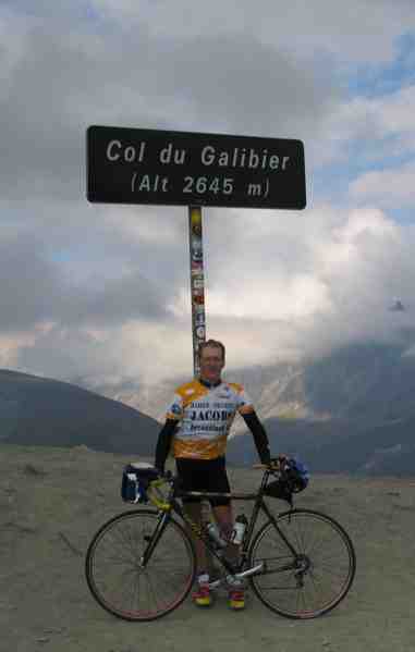 Johan en de Galibier
De trofee Henri Desgranges is voor Johan, want hij bereikt als eerste het hoogste punt van de rit. Hij heeft is er al kan de lange afdaling richting Alpe d'Huez beginnen, om zijn Marmotte te volmaken. 
