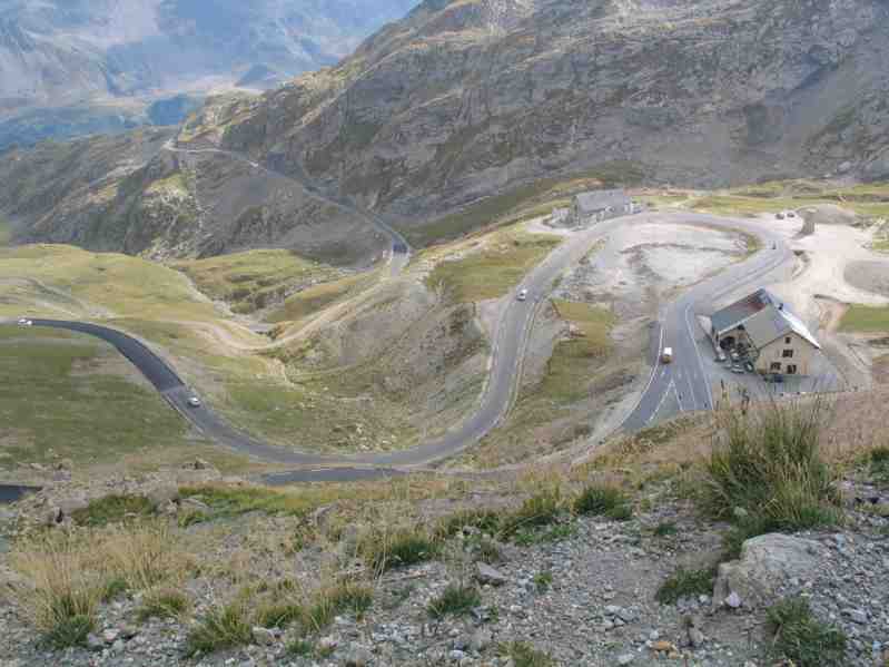 Henri Desgranges vanop Galibier
Een blik op de eerste kilometers afdaling van de Galibier, met daar links de pilaar voor de stichter.
