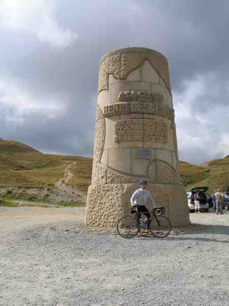 Johan aan monument Henri Desgranges
Zoals op de oude prentjes van Thomas Pips door Buth: "zoek de muis!" (wie kent dat nog?)
