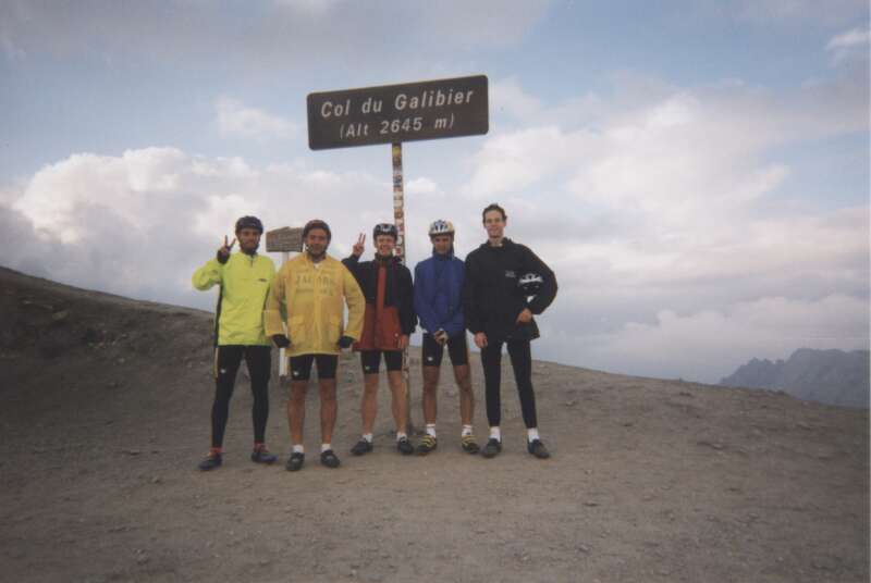 Kleurrijk gezelschap
En ieder kleurde op zijn eigen manier en stijl zijn verhaal van de beklimming van Col du Galibier. Enkelen waren hier al voor de tweede keer. Zeven clubleden beklommen het dak van de uitstap van dit jaar.
