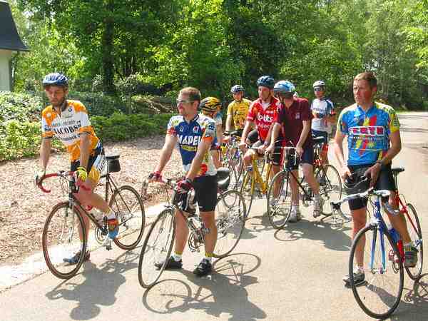 Even uitrusten boven
Nahijgen na de bestorming van de muur van Wezemaal door het Gigabike-peloton.
