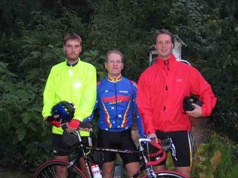 Drie musketiers
Drie dapperen klaar voor het vertrek van Heist-op-den-Berg naar Bourg d'Oisans (920km) in 5 dagen. Raf, Johan en Fre. Nog even poseren voor een slaperige Ellen en wegwezen.
