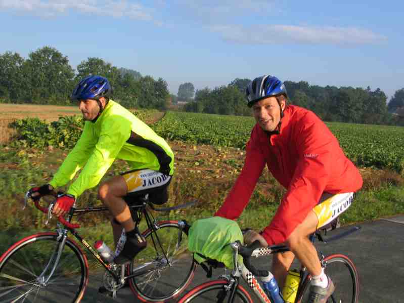 Vol goede moed
's Morgensvroeg vol goede moed en beter weer dan verwacht, door het Hageland in de buurt van Attenrode.
