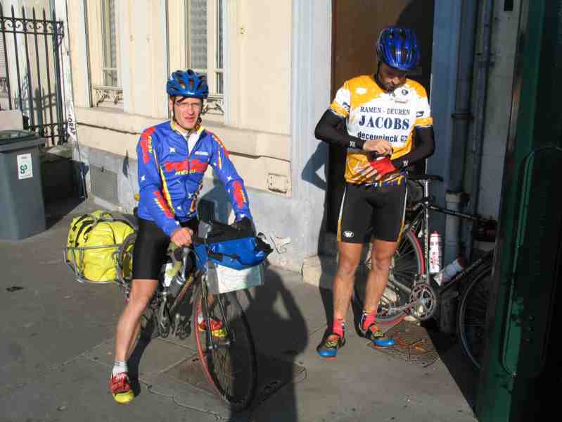 En weer vertrekken
Johan is er helemaal klaar voor om de bagage ruim 200 km verder te sleuren tot in Chatillon-sur-Seine.
