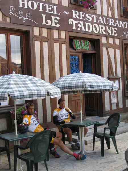 Terras Le Tadorne
's Namiddags nergens nog eten te krijgen dus maar wachten tot de plaatselijke bakker terug opent na zijn middagsiesta. (Piney)
