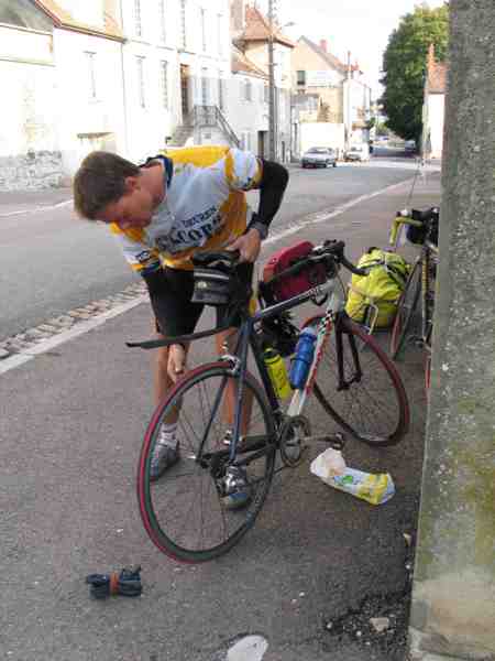Rions avec le Fre
Bij aankomst in Chatillon-sur-Seine moet Fre een spaak vervangen, moest hij zo hard maar niet gereden hebben!
