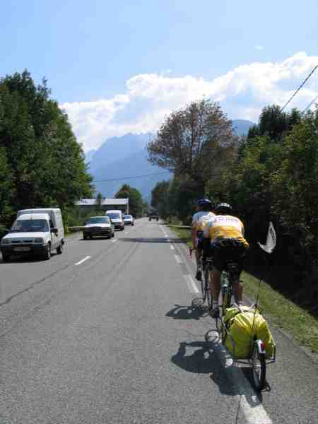 Nu kan het niet ver meer zijn
De laatste rechte lijn naar Le Bourg d'Oisans en het werd  tijd want het beste was er vooral bij Fre en Raf wel af.
