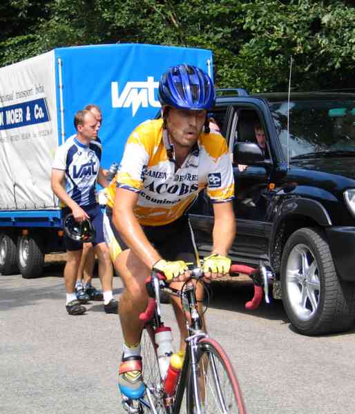 Raf blazend, puffend of fluitend ?
Op een foto kun je dat moeilijk uitmaken, maar fluitend de Col de Rideux oprijden is niet voor velen van onze club weggelegd, dus wees maar zeker dat Raf hier even wat stoom aflaat na een warme rit bergop.
